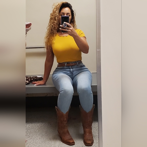 Meet your Posher - Picture 2 of 6